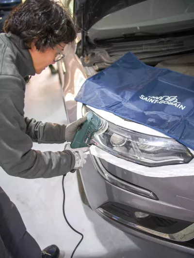 Headlight Polish at Glassdrive: Fitter cleaning Headlight with machine Modifier