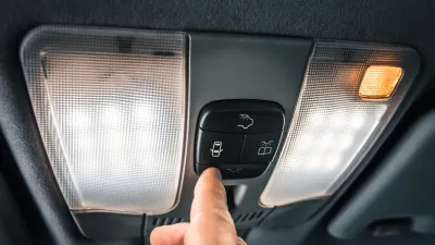 Pueden multarme por llevar la luz interior encendida
