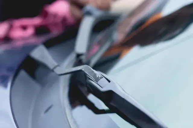 Guía para limpiar las escobillas del coche