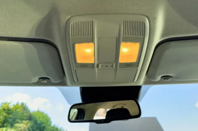 Por qué la luz interior puede afectar a la conducción