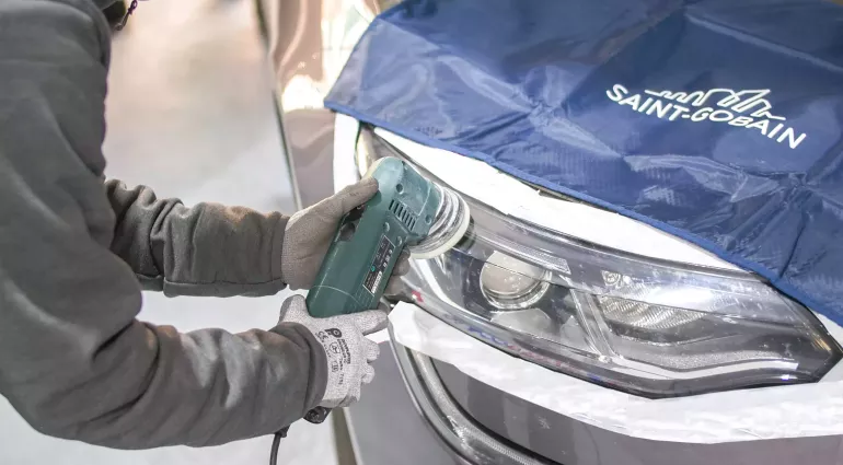 Headlight Polish at Glassdrive: Fitter cleaning Headlight with machine Modifier