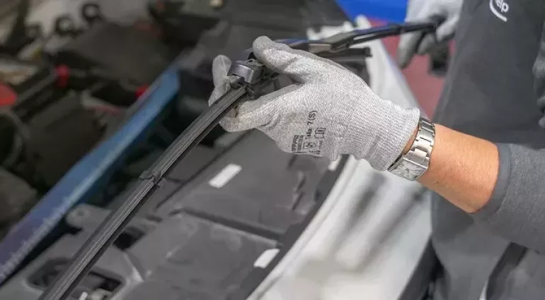 revisa las escobillas de tu coche en Glassdrive