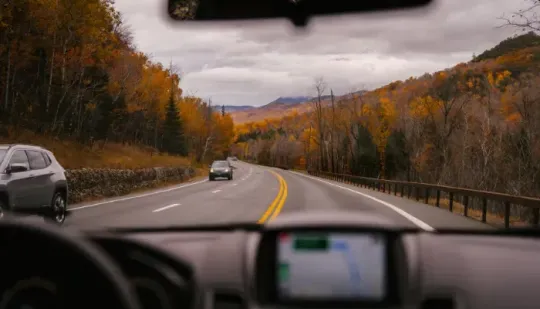 Revisar el cristal antes de un viaje en coche